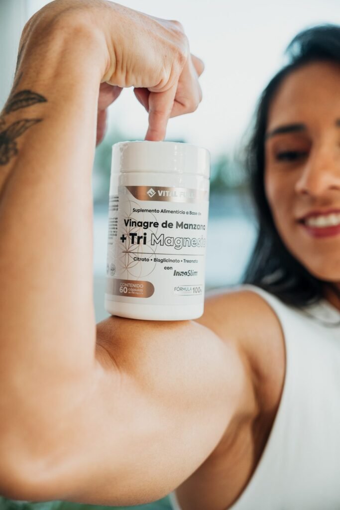 Mujer activa con Vinagre de Manzana Vital Full